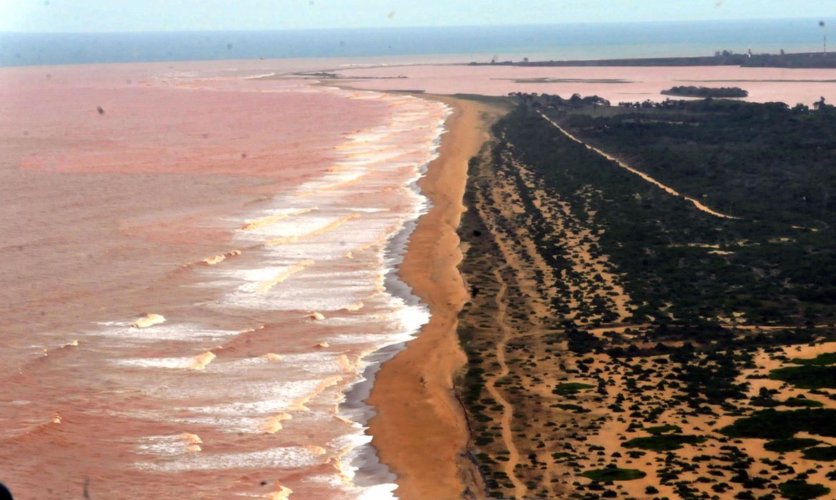 Lama de barragem que se rompeu em Minas avança sobre o mar no Espírito Santo (Divulgação/Ministério do Meio Ambiente)