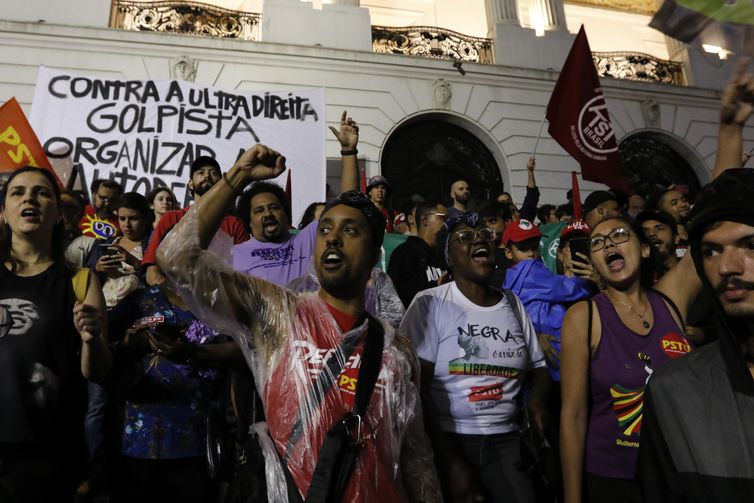 Manifestantes lotam a praça da Cinelândia em defesa da democracia após atos golpistas em Brasília.
