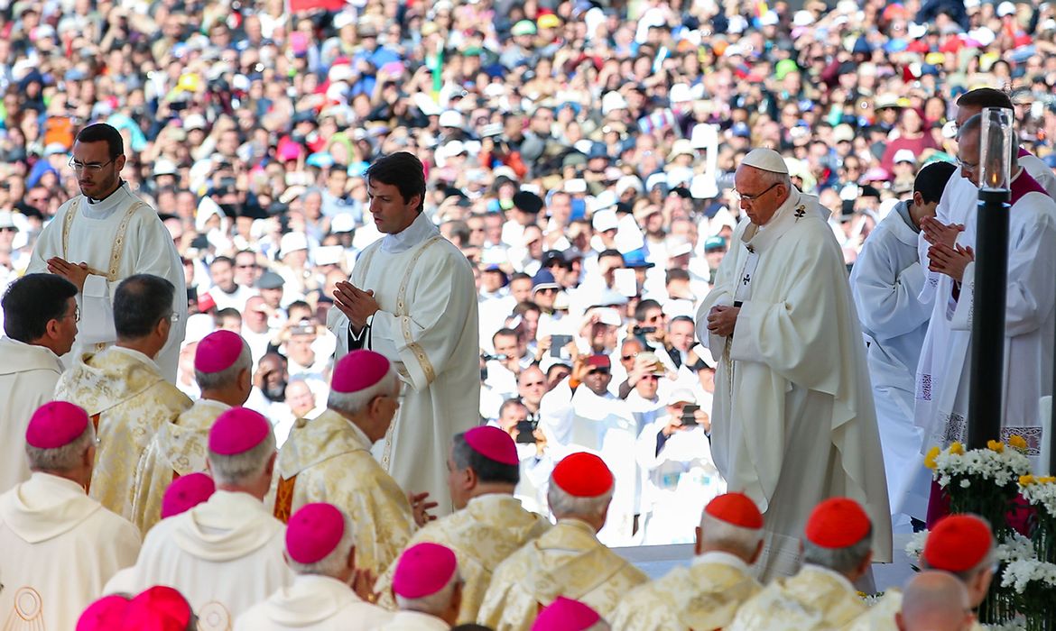 Papa Francisco canoniza irmãos pastorinhos em Fátima (Agência Lusa/Direitos Reservados)