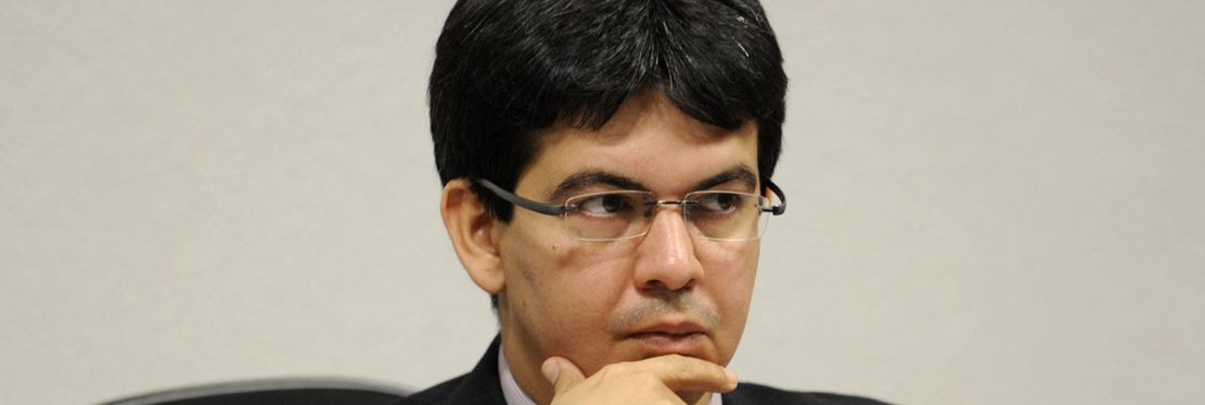 PSOL escolhe senador Randolfe Rodrigues como candidato à presidência da República