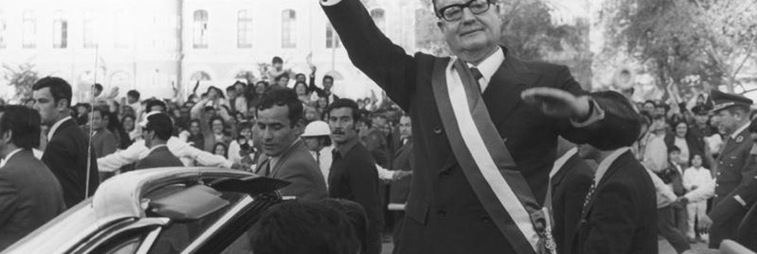 Deposto por um golpe militar em 11 de setembro de 1973, Salvador Allende foi eleito presidente do Chile pelo Partido Socialista (PS) em 1970