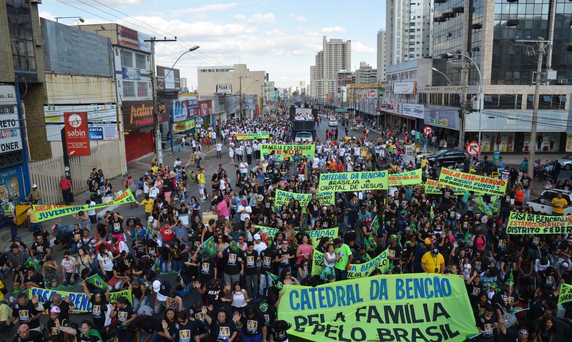 Cerca de 5 mil pessoas participaram da Marcha para Jesus - pela Família e pelo Brasil, em Taguatinga, cidade situada a 24 quilômetros de Brasília (José Cruz/Agência Brasil)