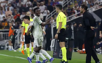 Vinícius Jr, do Real Madrid, e técnido do Atlético de Madri, Diego Simeone, durante partida entre as duas equipes pela semifinal da Supercopa da Espanha na Arábia Saudita
08/01/2026 REUTERS/Vincent West