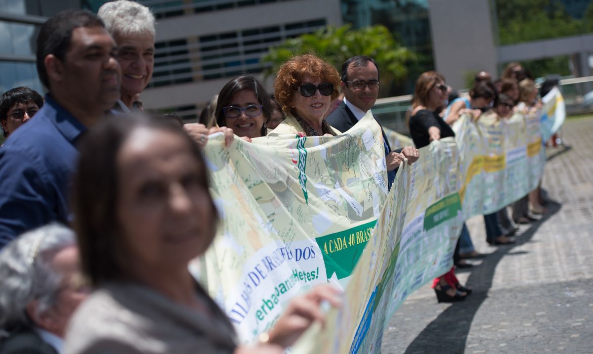 Infectados pela hepatite C fazem manifesto abrindo uma bandeira de aproximadamente 250 metros, assinada por infectados, solidários com a causa.(Marcelo Camargo/Agência Brasil)