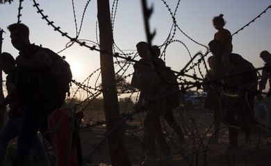 Imigração - Barreira de arame farpao no corredor dos Balcãs, entre a Turquia e a Hungria, considerada a entrada para a União Europeia