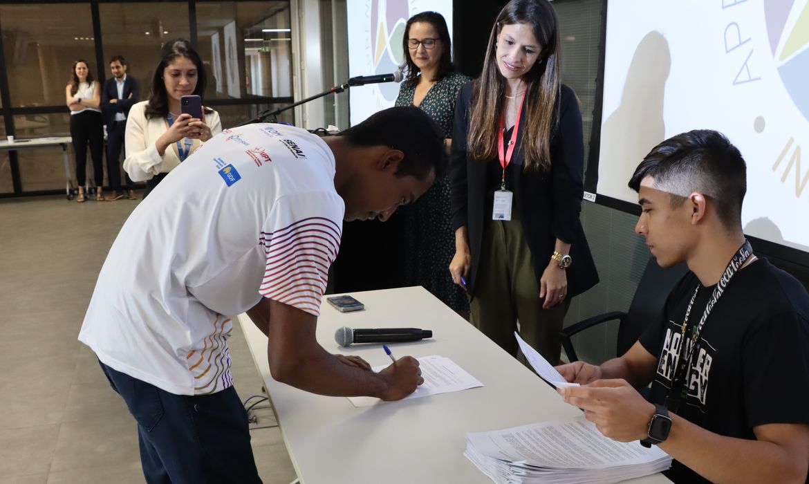 Brasília, (DF) – 21/08/2023 - Jovens apredizem durante assinatura do primeiro contraro de trabalho, durante o lançamento do Programa de Aprendizagem Profissional Inclusiva (API) voltado à juventude migrante do Distrito Federal. Foto Valter Campanato/EBC
