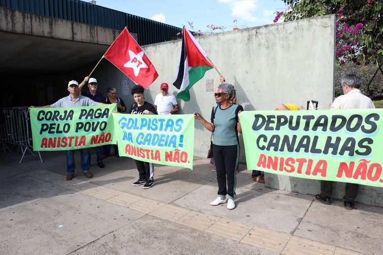 Valter Campanato/Agência Brasil Brasília (DF) 06/08/2025 - Pessoas participam de ato contra parlamentares de oposição,e anista em frente ao anexo da Câmara dos Deputados. Foto: Valter Campanato/Agência Brasil