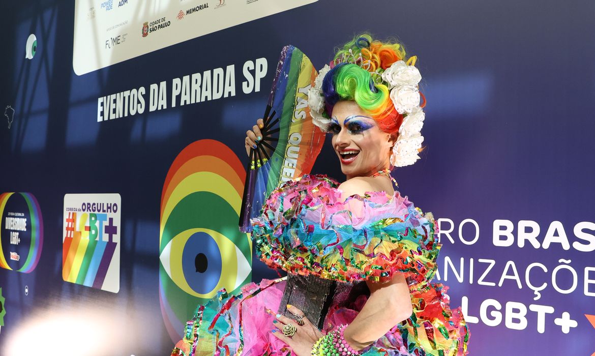 São Paulo (SP), 23/05/2024 - A drag Dindry Buck participa da coletiva de lançamento da programação da 28ª Parada do Orgulho LGBT+ de São Paulo, no hotel Renaissance. Foto: Rovena Rosa/Agência Brasil