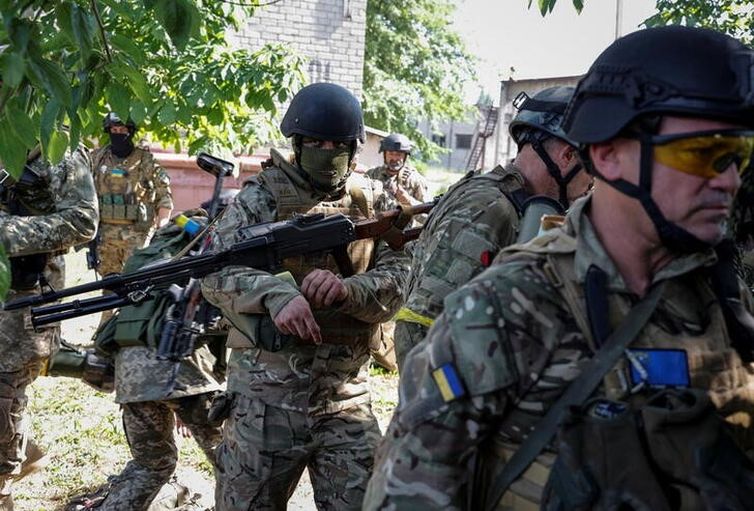 Combatentes ucranianos se prepara para combate contra a Rússia.