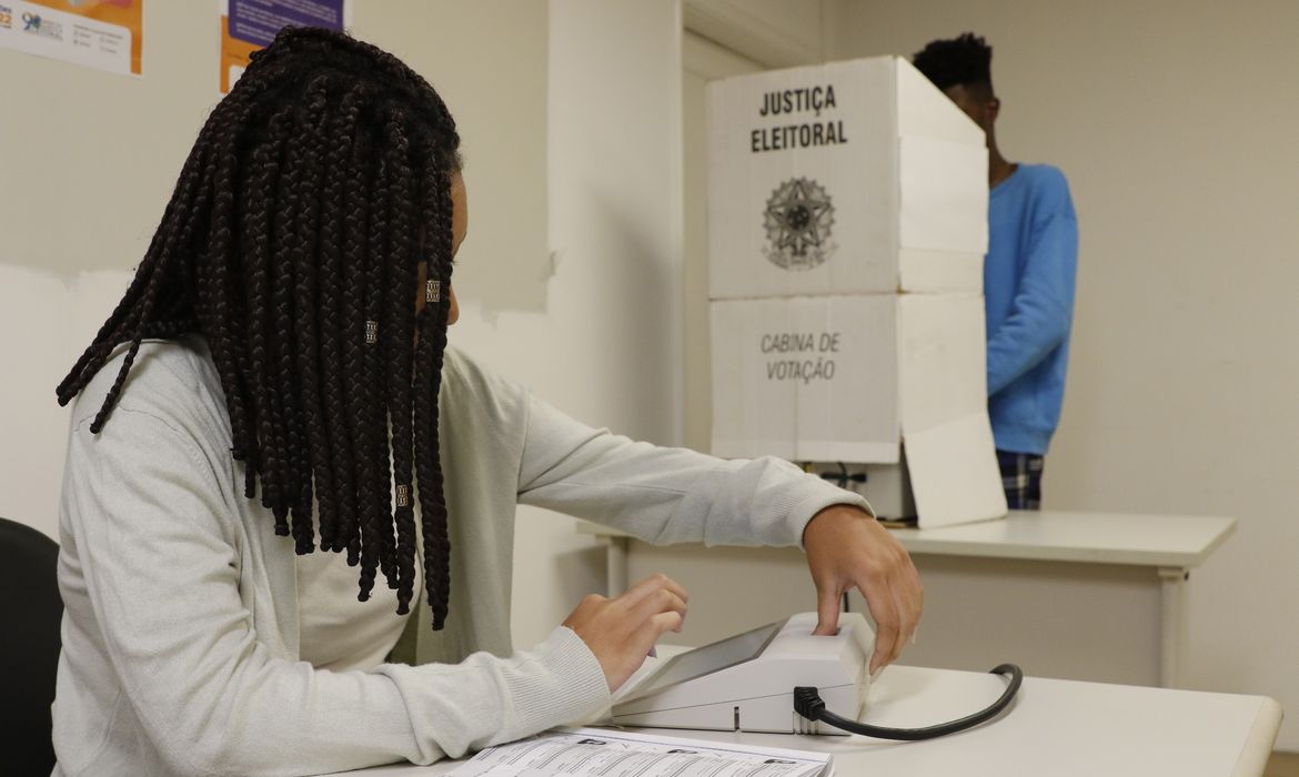 Cabina de votação com a nova urna modelo UE2020 é apresentada em seção eleitoral simulada no Tribunal Regional Eleitoral do Rio de Janeiro.