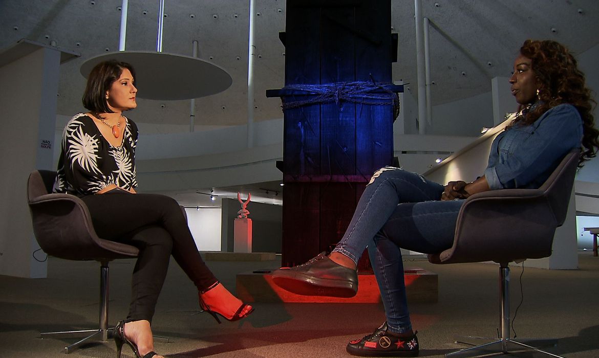 A cantora angolana Titica conversa com Roseann Kennedy - Foto TV Brasil 