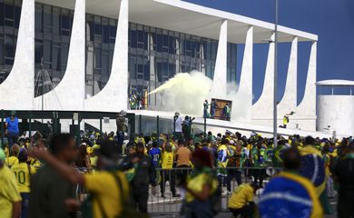 Manifestantes invadem Congresso, STF e Palácio do Planalto.