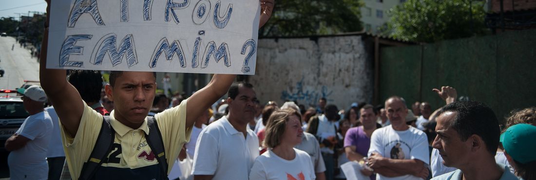 São Paulo – Moradores da zona sul de São Paulo participam da 18ª Caminhada pela Vida e pela Paz. Desde 1995, milhares de pessoas se reúnem na caminhada pelo fim da violência e por condições de vida mais dignas