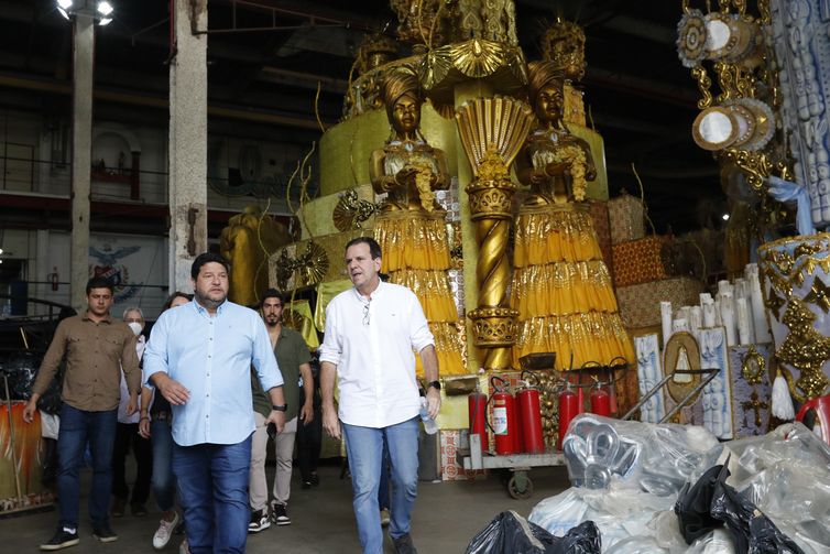 Mayor Eduardo Paes visits the União da Ilha shed in Cidade do Samba, where the carnival parades take place.   