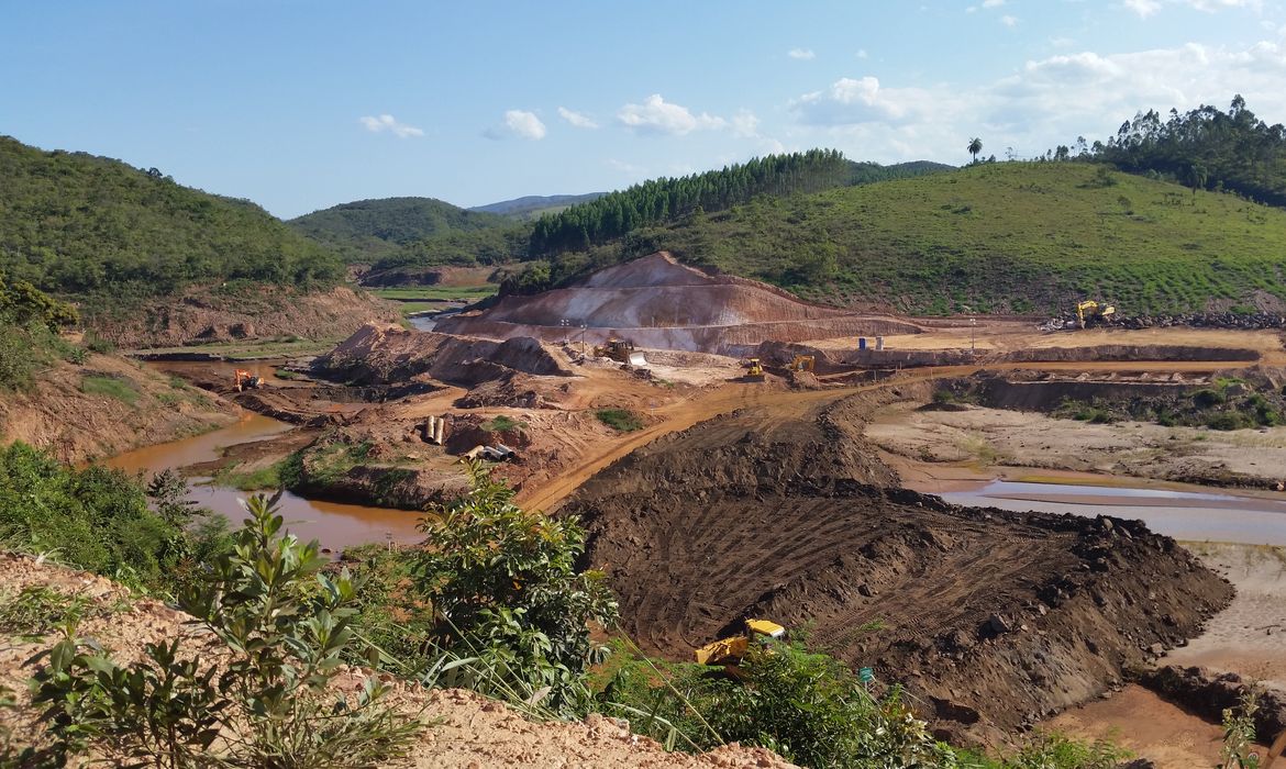 Obras do dique S4, que está sedo construído na região em que localizava-se o município de Bento Rodrigues 