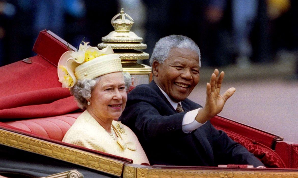 Mandela e Elizabeth II tiveram uma amizade calorosa, diz secretária