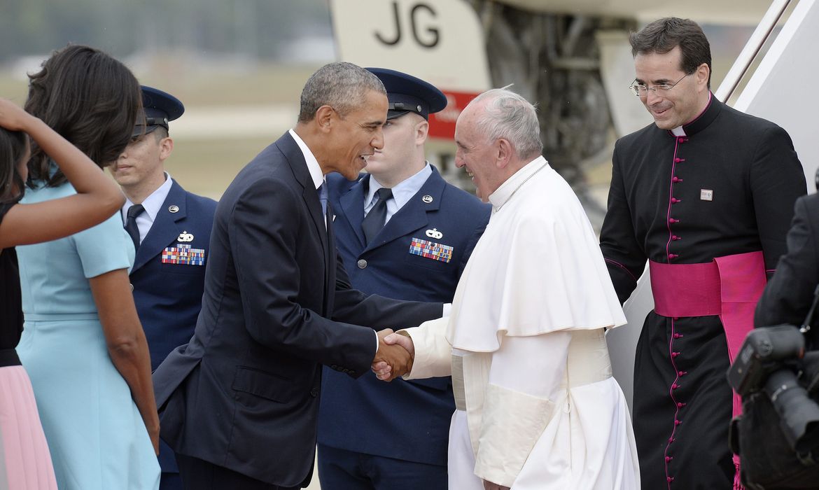 O presidente dos Estados Unidos, Barack Obama, cumprimenta o papa Francisco, que desembarcou na base de Andrews (Agência Lusa/Direitos Reservados)