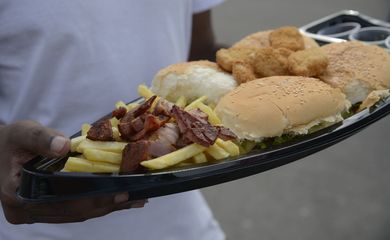 Emerson Farias comprou um barco de hamburguer na Feira Nacional do Podrão, que reúne opções de lanches e gastronomia popular de rua no Terreirão do Samba, no centro da cidade.