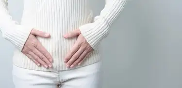 Mulher toca o próprio ventre