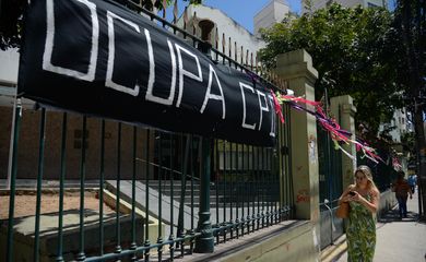 Rio de Janeiro - Estudantes ocupam colégio Pedro II (Humaitá) desde ontem (31), em protesto contra a PEC do Teto de Gastos Públicos (Tânia Rêgo/Agência Brasil)