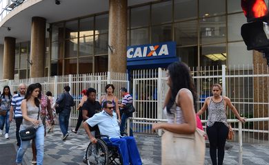 São Paulo - As agências da Caixa Econômica Federal antecipam em duas horas o atendimento aos clientes devido aos saques das contas inativas do Fundo de Garantia do Tempo de Serviço (Rovena Rosa/Agência Brasil)