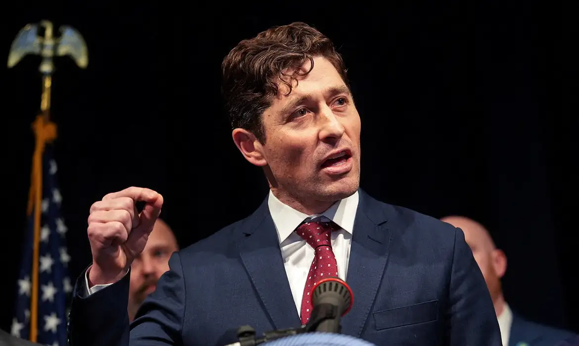 Reuters/Tim Evans/Arquivo/Proibida reprodução FILE PHOTO: Minneapolis Mayor Jacob Frey speaks at a press conference, after an U.S. Immigration and Customs Enforcement (ICE) agent fatally shot Renee Nicole Good, in Minneapolis, Minnesota, U.S., January 12, 2026. REUTERS/Tim Evans/File Photo