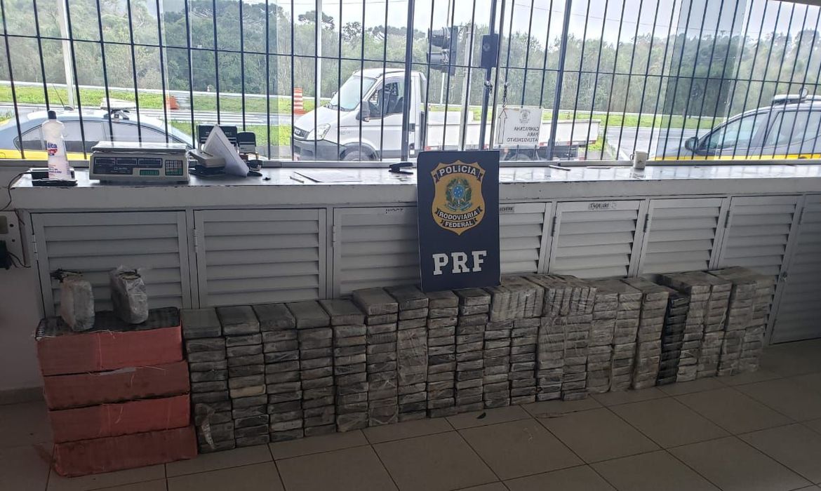 PRF apreende 326 quilos de cocaína em rodovia no Paraná
