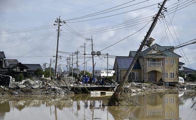 Cheia do Rio Kinugawa destroi casas e ruas no Japão