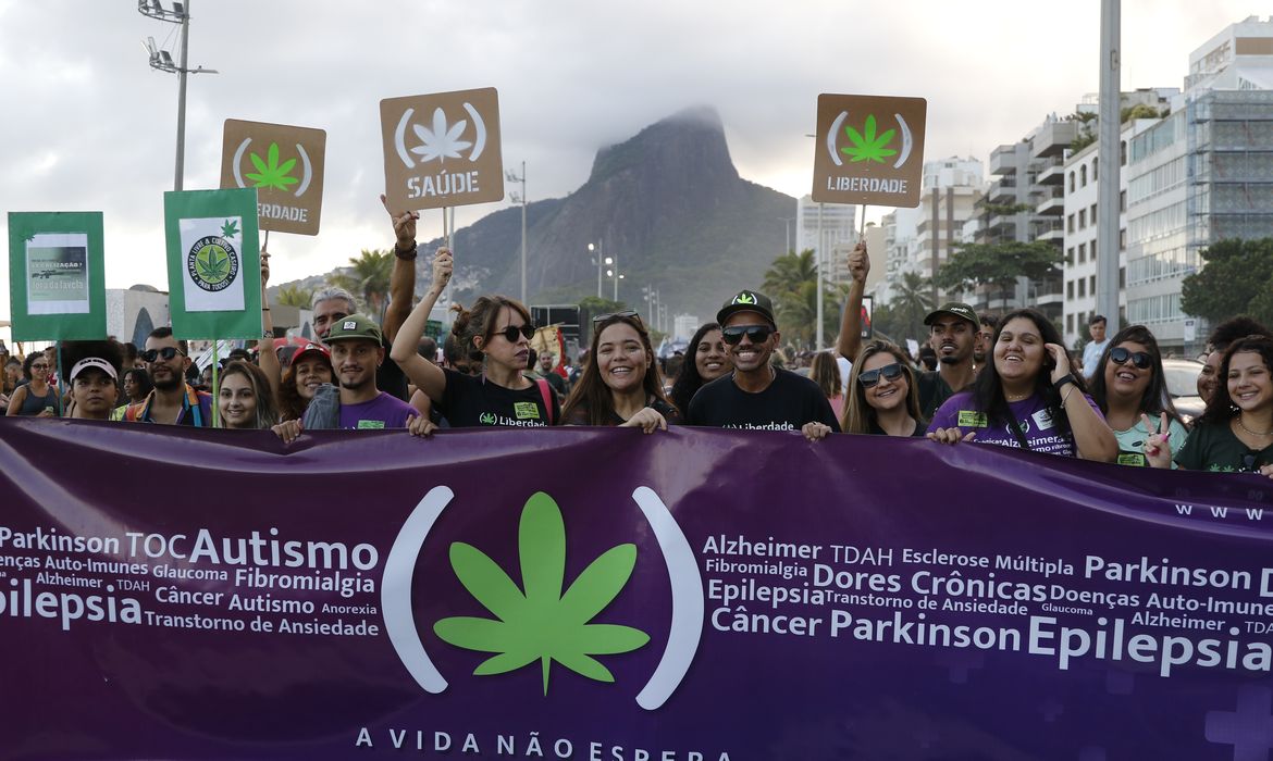 Rio de Janeiro (RJ), 06/05/2023 - A Marcha da Maconha 2023, caminhada pela legalização, acontece na orla de Ipanema. Foto: Fernando Frazão/Agência Brasil