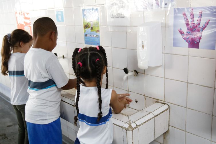 Prevenção ao novo coronavírus Covid-19 nas escolas Prevenção ao novo coronavírus Covid-19 nas escolas