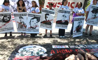 São Paulo (SP), 18/12/2023 - Manifestação dos famíliares dos nove jovens vítimas do Massacre de Paraisópolis em frente ao Fórum Criminal da Barra Funda. Foto: Rovena Rosa/Agência Brasil