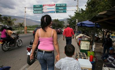 Em busca de uma vida melhor, milhares de venezuelanos têm cruzado as fronteiras com os países vizinhos