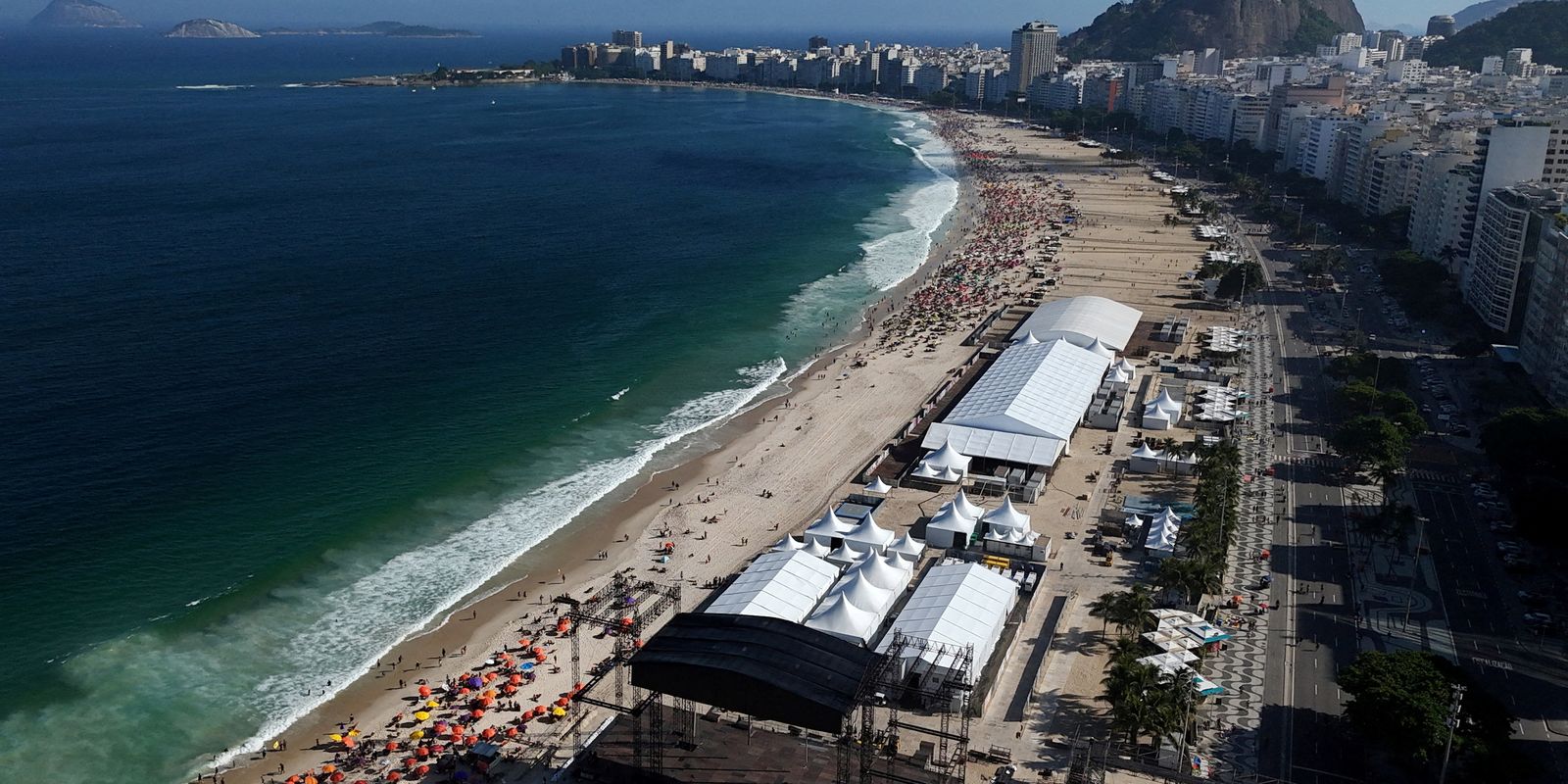 Shakira no Rio: polícia faz perícia em palco após morte de operário