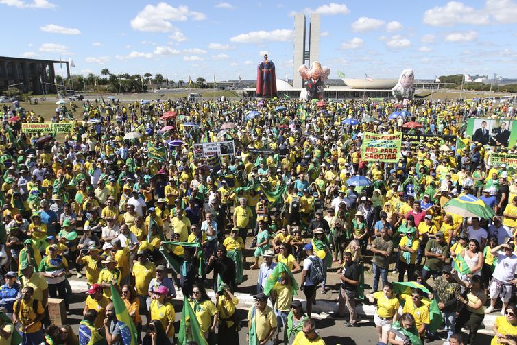 Manifestantes fazem atos pró-Bolsonaro, em defesa da Lava Jato, do ministro Sergio Moro, pela aprovação da reforma da Previdência e do pacote anticrime, em frente ao Congresso Nacional, Brasília.