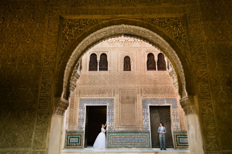 Ensaio fotográfico feito em Alhambra, Espanha, com o casal Carlos Enrique e Júlia.Ensaio fotográficod de um casal em um castelo mouro em Alhambra, na Espanha