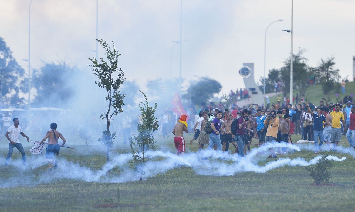 Manifestantes que protestam contra a realização da Copa do Mundo entraram em confronto com a Polícia Militar do DF ao tentar se aproximar do Estádio Nacional de Brasília (Fabio Rodrigues Pozzebom/Agência Brasil)