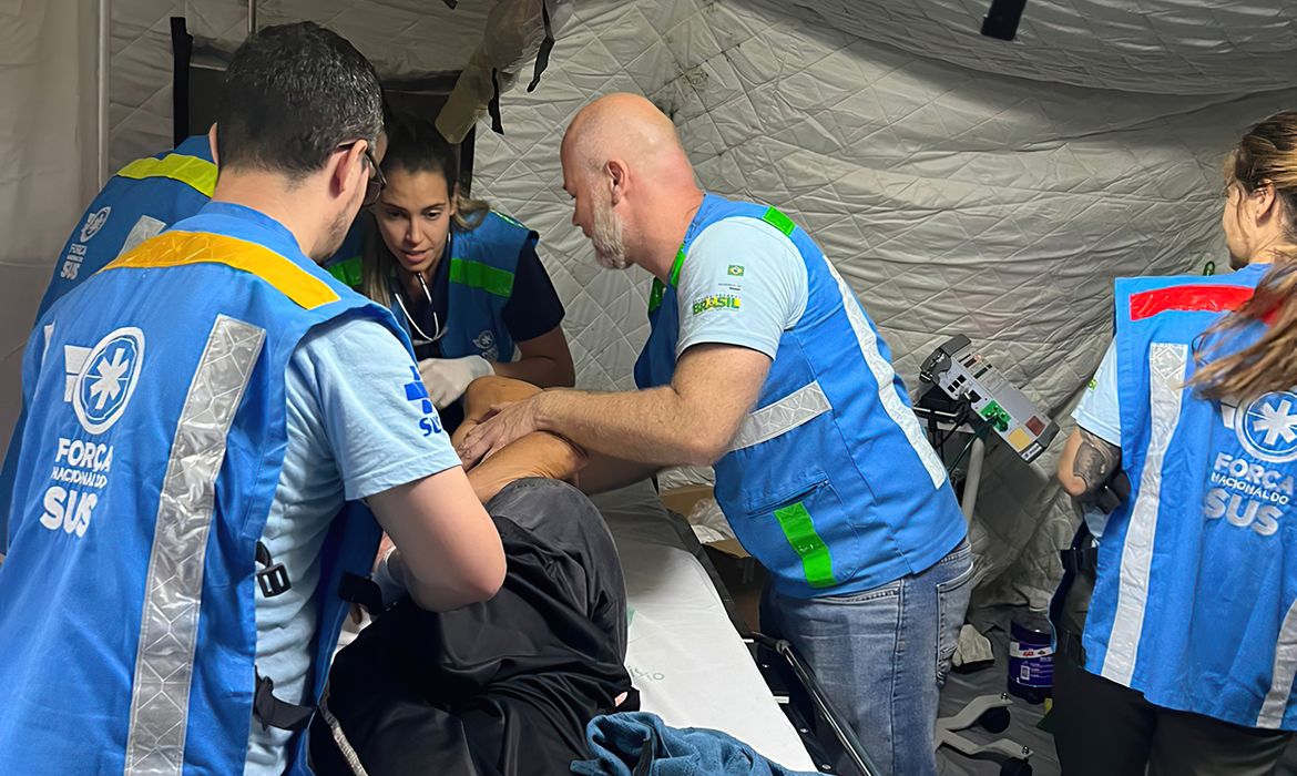 Hospital de campanha já está em funcionamento em Estrela-RS para atender a população. Novos profissionais da Força Nacional do SUS chegaram e o Escritório de monitoramento do Governo Federal foi instalado. Foto: Nísia Trindade Lima/X