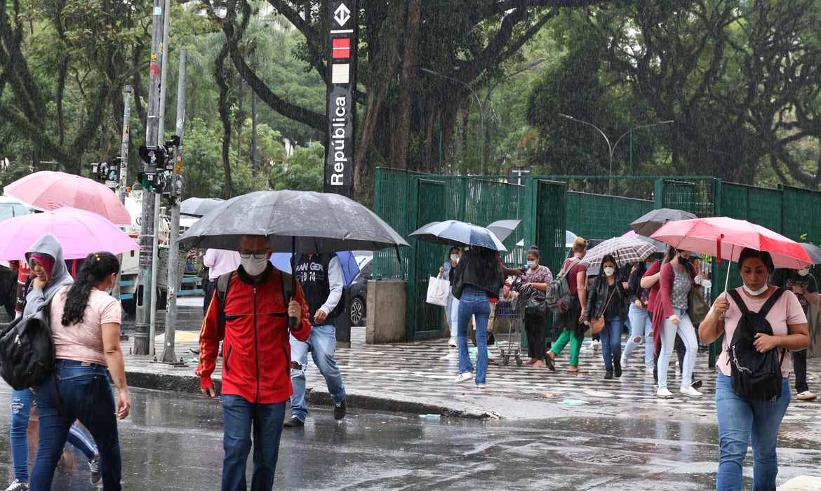 Passageiros saem da estação República do metrô durante manhã chuvosa na cidade de São Paulo.