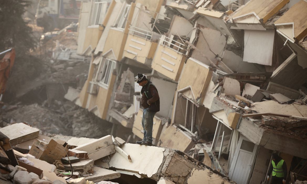 Prédio destruído por terremoto em Kahramanmaras, na Turquia
