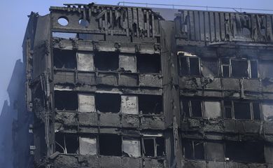 Vista de parte do edifício Grenfell, imóvel da zona oeste da capital britânica destruído por um incêndio (Agência EFE/Direitos Reservados)