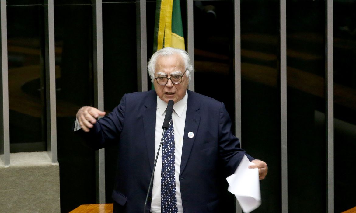 Brasília - Miro Teixeira discursa na sessão plenária para eleição do novo presidente da Câmara dos Deputados  (Wilson Dias/Agência Brasil)