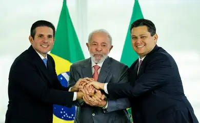 Brasília, 02/02/2025 - O presidente Luiz Inácio Lula da Silva (c) reunido com os presidentes do Senado, Davi Alcolumbre (d), e da Câmara dos Deputados, Hugo Motta (e)
Foto: Fabio Rodrigues-Pozzebom/Agência Brasil