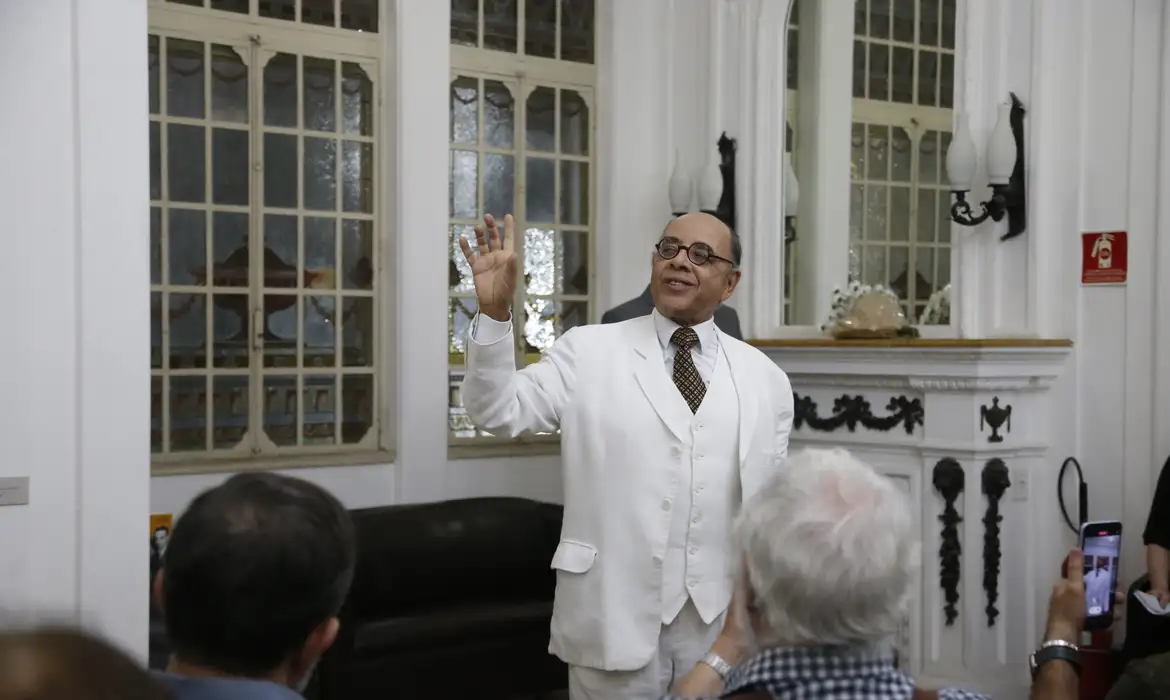 São Paulo SP 09/10/2023 Ação em homenagem aos 130 anos de Mário de Andrade . Evento conta com apresentação do ator Pascoal da Conceição, que faz leitura e interpretação de cartas trocadas entre o escritor e Rodrigo Melo Franco de Andrade, que juntos fundaram o então Serviço do Patrimônio Histórico e Artístico Nacional (Sphan), atual Iphan Foto: Paulo Pinto/Agência Brasil