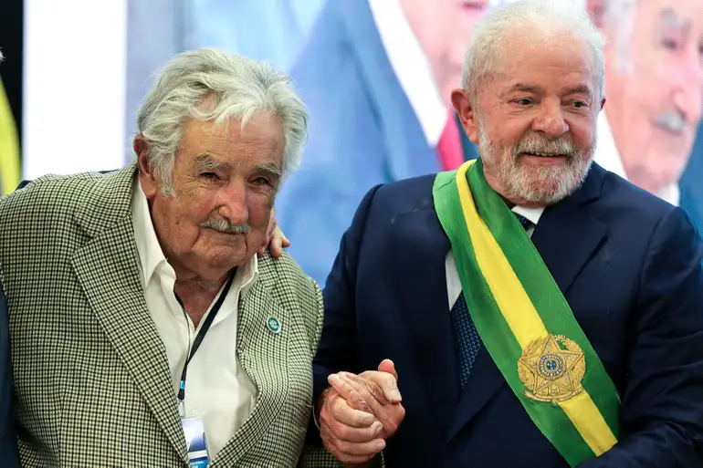 Rio de Janeiro (RJ) 13/05/2025 - Foto tirada em 01/01/2023 - Morreu nesta terça-feira (13), no Uruguai, o ex-presidente, ex-guerrilheiro e ícone da esquerda latino-americana José Alberto “Pepe” Mujica Cordano, aos 89 anos. A notícia foi confirmada pelo atual presidente uruguaio e aliado de Pepe, Yamandú Orsi, na foto no seu esquerdo presidente Luiz Inácio Lula da Silva.
Foto: Tânia Rêgo/Agência Brasil