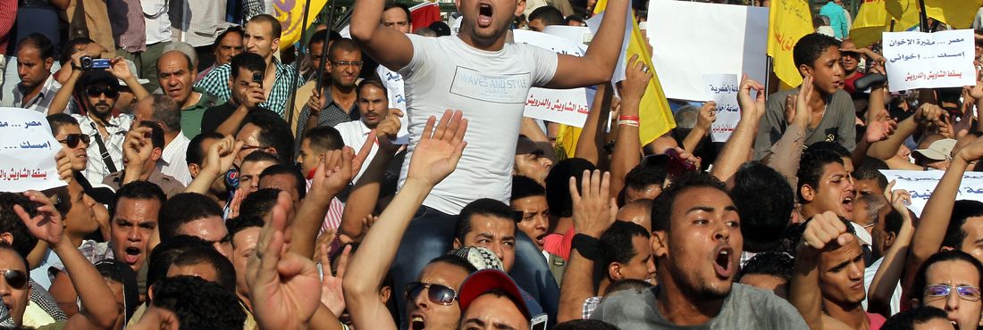 Pelo menos dez pessoas ficaram feridas em um dos protestos mais violentos no país desde que Morsi, um islâmico moderado, assumiu o cargo