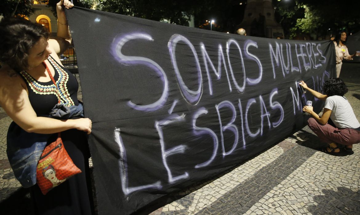 O encontro Ocupa Sapatão reúne mulheres no Dia Nacional da Visibilidade Lésbica, na Cinelândia, Rio de Janeiro.