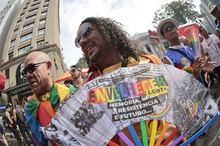 Paulo Pinto/Agência Brasil São Paulo (SP), 21/06/2025. Rodrigo e Nori na 29ª Parada do Orgulho LGBT+. Foto: Paulo Pinto/Agência Brasil