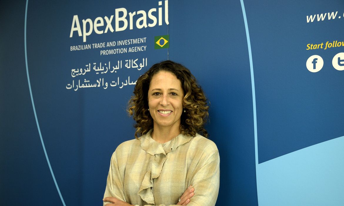 A chefe de operações do escritório da Apex-Brasil em Dubai, Karen Jones fala à imprensa
