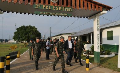 Japurá (AM) - Ministro da Defesa, Raul Jungmann, visita o pelotão especial de fronteira, em Vila Bittencourt, próximo à Colômbia (Valter Campanato/Agência Brasil)