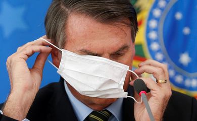 Presidente Jair Bolsonaro usa máscara de proteção em coletiva de imprensa em Brasília